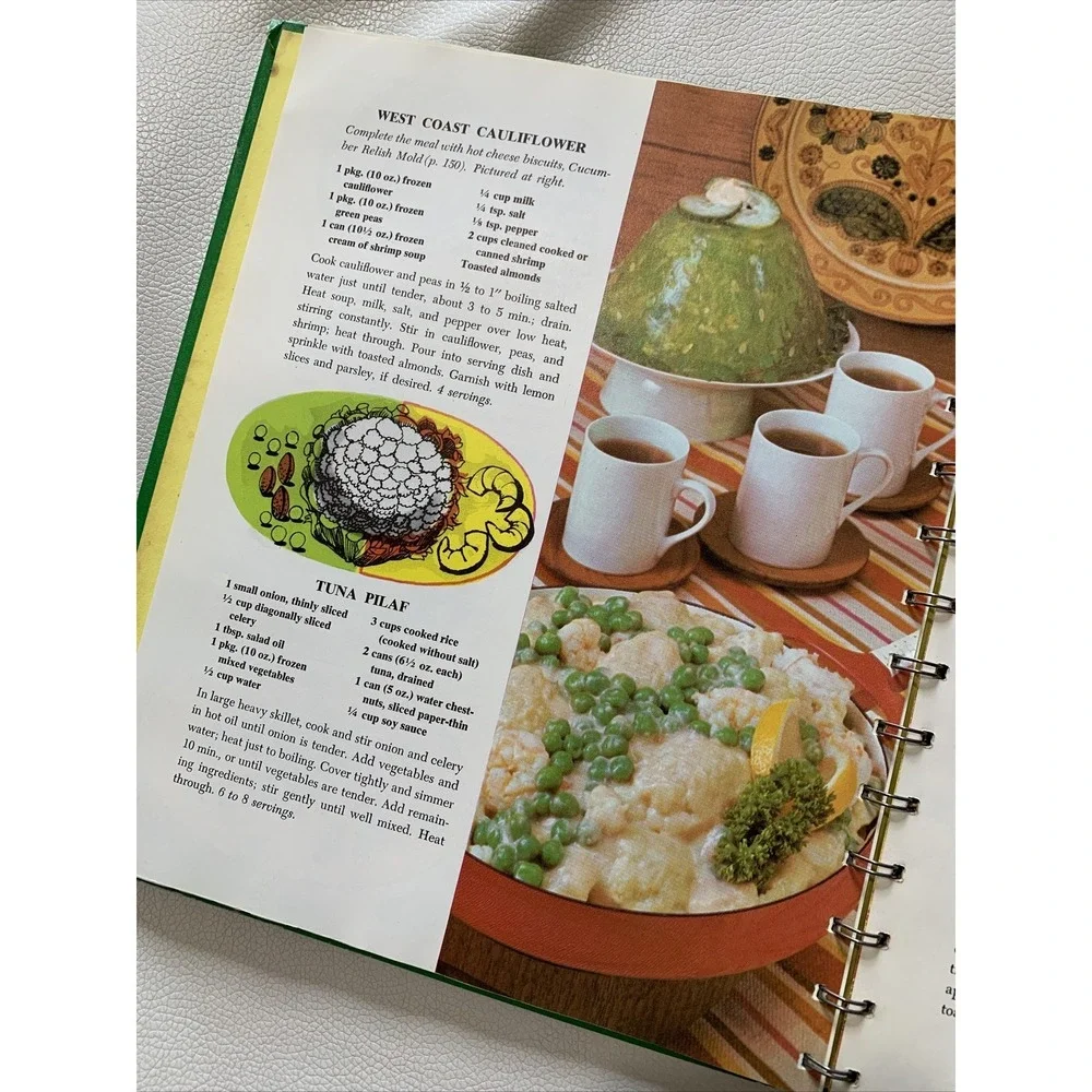 Vintage Betty Crocker's Dinner In A Dash Cook Book 1965 Retro Green Illustrated
